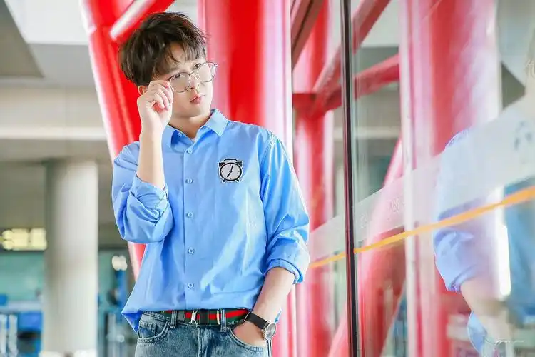 徐浩启程伦敦时装周 现身机场造型清新气质如风