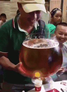 "山上还能捡到面包,这是大自然的馈赠啊!"可以请村里人吃饭了