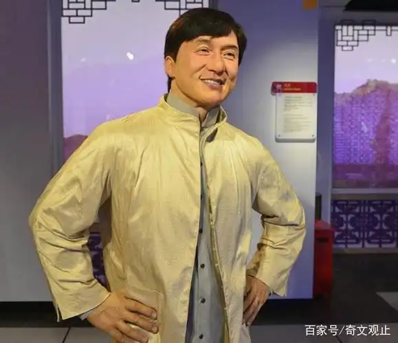 看起来没有神韵一眼就鞥看出是蜡像,而对比成龙的蜡像确实差了很多