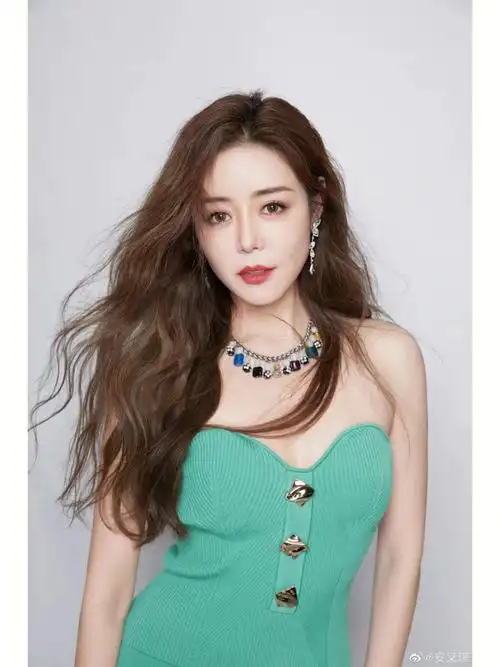 明星穿搭歌手安又琪inselfportrait