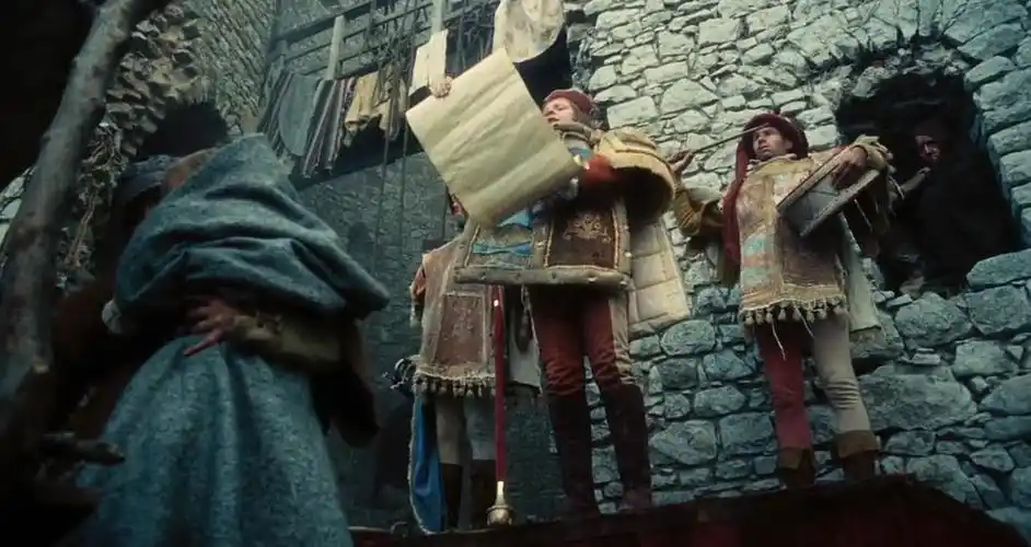 影片中的故事发生在中世纪时期,于是,拥挤,粗鄙,血腥暴力都成为导演的