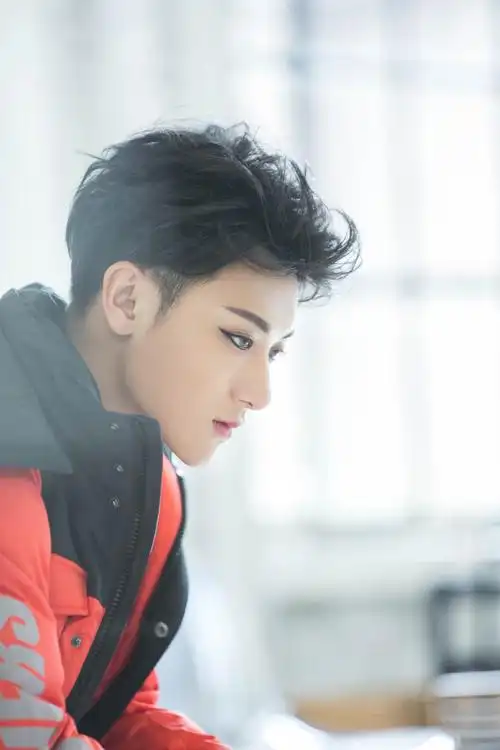 冬季也能很时髦黄子韬演绎潮流色彩风尚