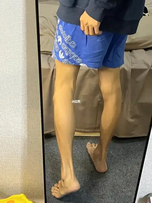 男孩子的小细腿和跟腱