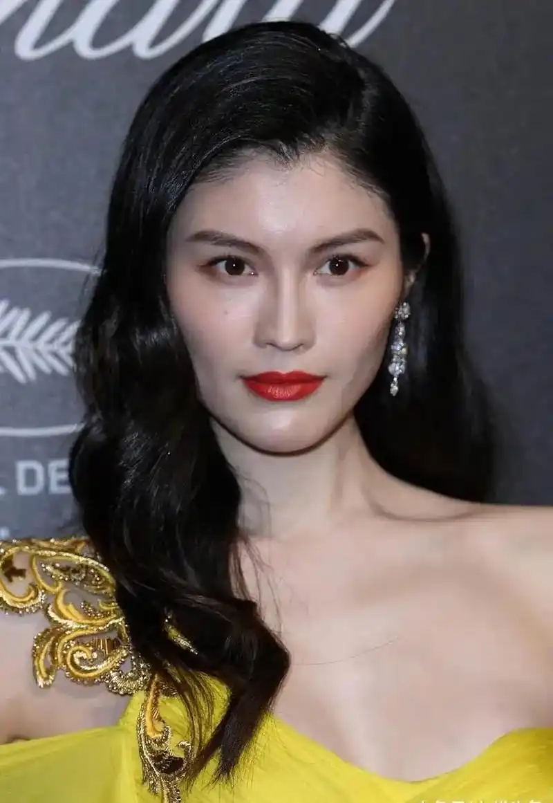 何穗素来有何仙姑的美名,身高1米78,皮肤白到发光的她,曾经很美很仙