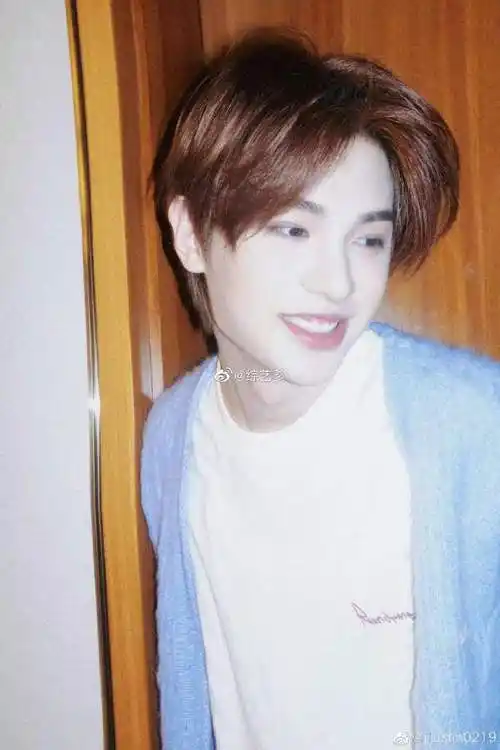 黄明昊为小鬼第一张创作专辑打call