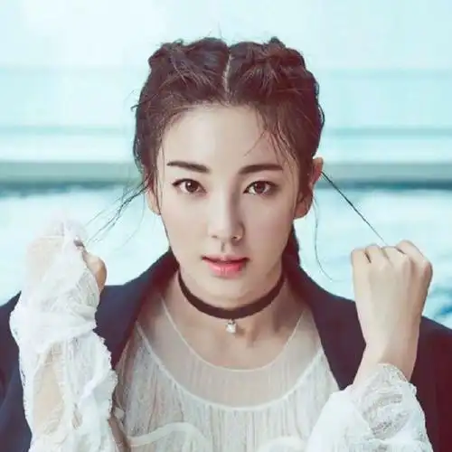 张雨绮六年来第一次换微博头像新头像短发黑裙好洒脱