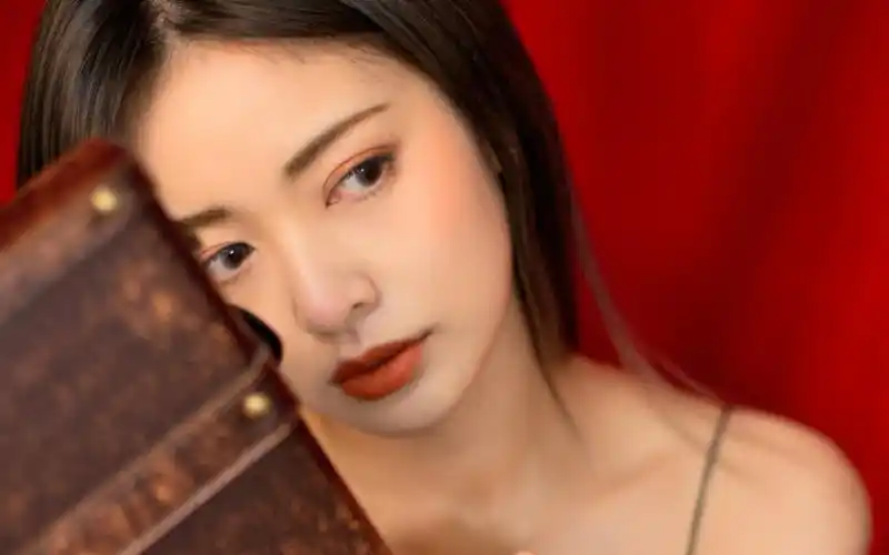 性感吊带红唇美女模特高清电脑桌面壁纸