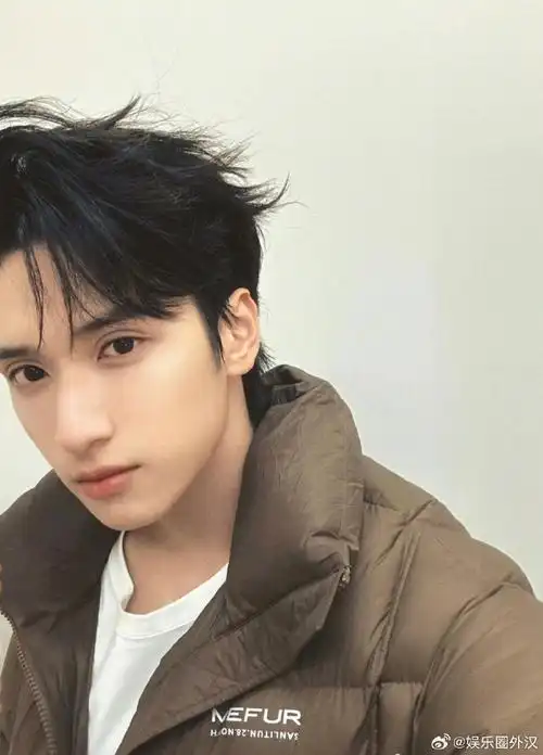 严浩翔发文"第一首"并晒出录音室自拍照05这是ep要来了吗前面才看到