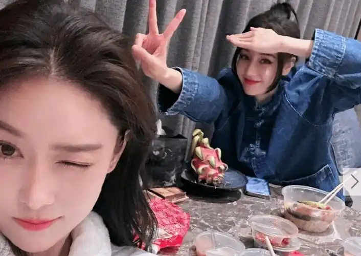 张馨予和迪丽热巴拍搞怪照片,原来她两这么熟?_状态_生活习惯_性格