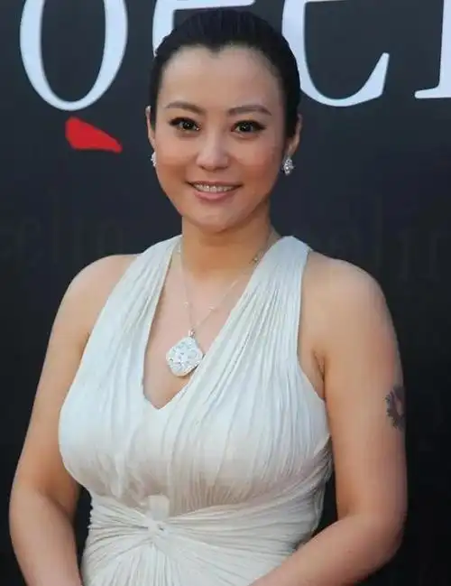 45岁郝蕾两婚两离身材走样,发胖后坚决不减肥!只为让娃快乐成长