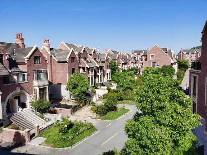 稀缺英伦风别墅,彰显贵族气质,南临江北靠山,总价只要240万起,现房即