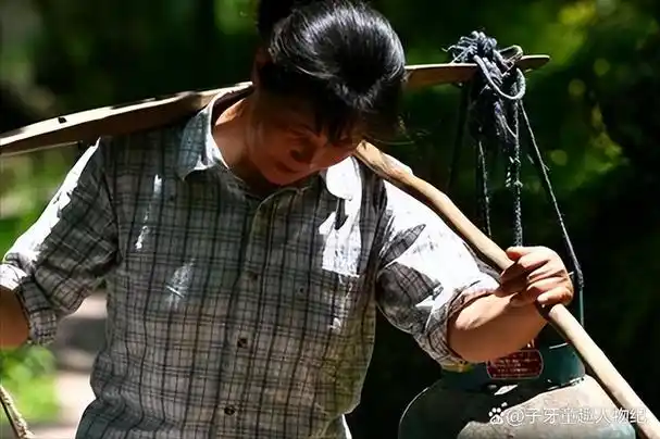 她是大山里唯一的女挑夫,每天挑着百斤重的货物,走3700级台阶,扛坏了