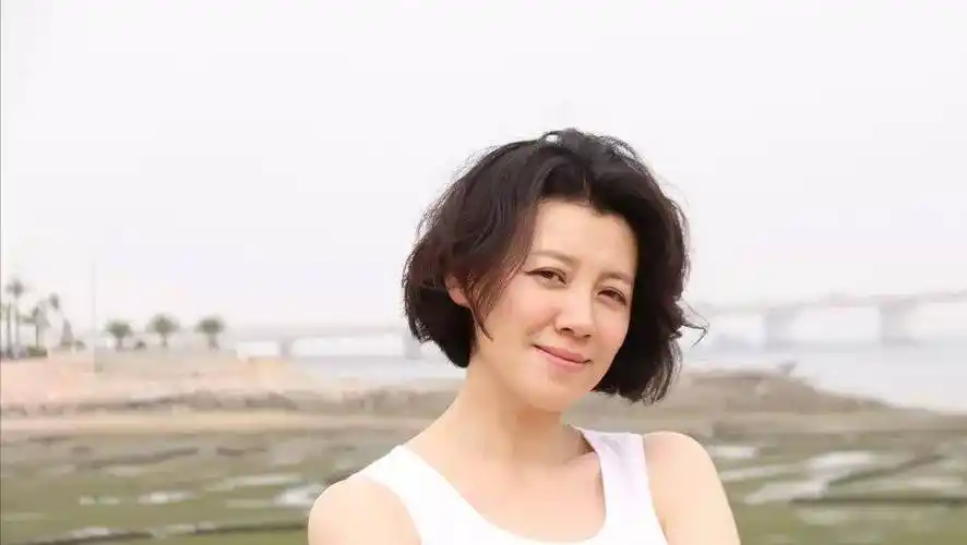 刘琳:被大17岁导演抛弃,34岁下嫁穷小子,她去拍戏丈夫负责带娃_张黎