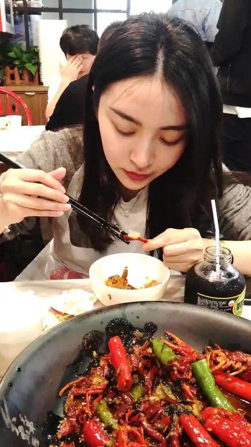 今天倩倩 来了和偶像 一起吃饭