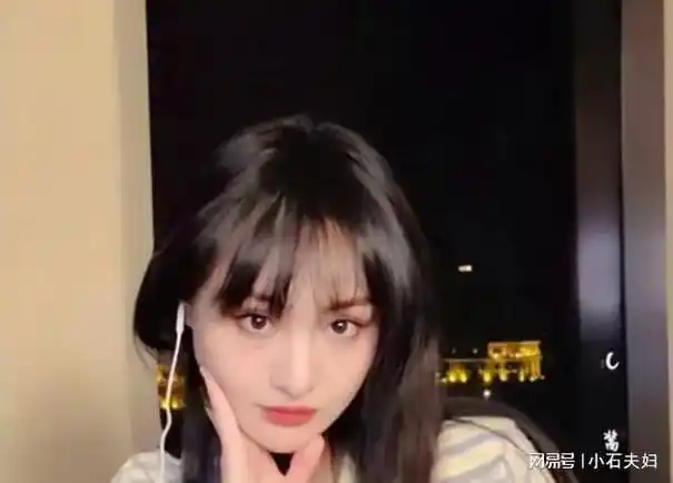 郑爽2024年近照曝光染一头黄发变精神小妹满身大牌生活奢靡