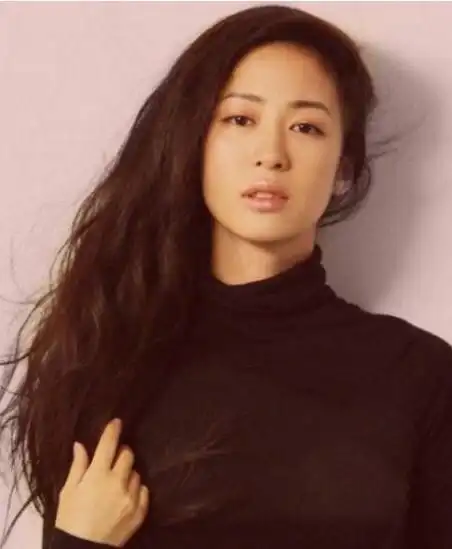 气场还是很强大的汪峰截止到目前为止就有过四任妻子,第一任妻子齐丹