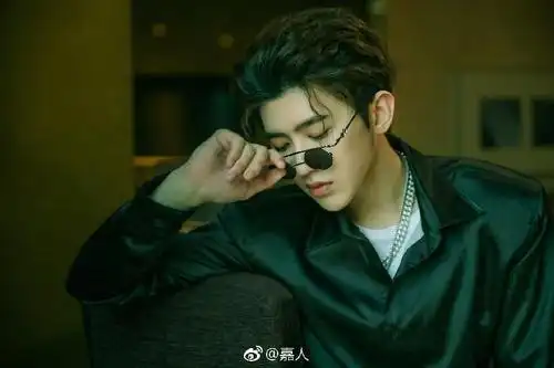 上游时尚|黑压压的基本款墨镜,早已经被明星淘汰!