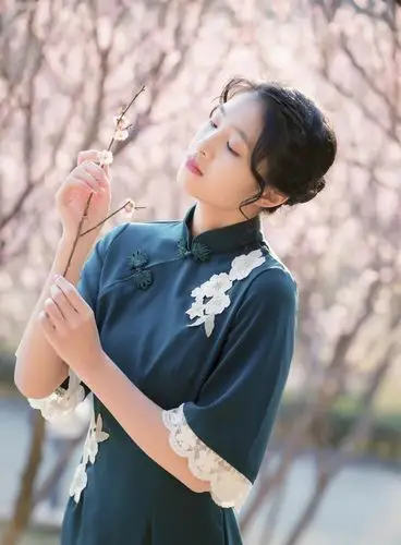 梅花-穿旗袍的女子