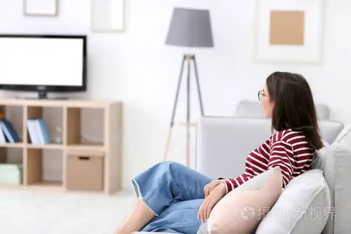 在家看电视的年轻女人