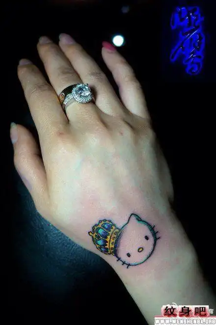 女生手腕猫咪与皇冠纹身图片