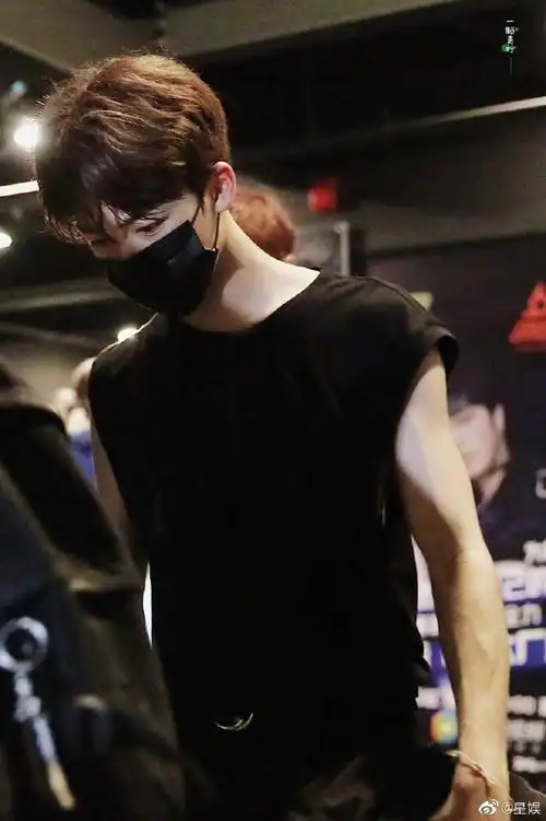 有肌肉才配穿背心#来看何洛洛的肌肉!