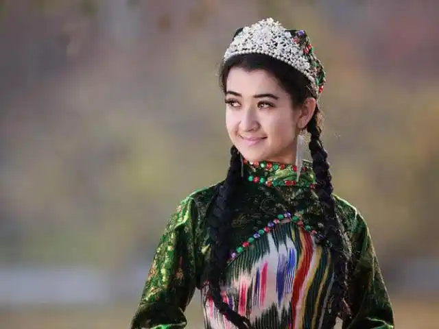 塔塔尔族人文化生活丰富,个个能歌善舞,还具有独特的服饰文化