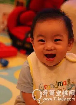 林志颖儿子kimi小时候照片 流口水表情十分可爱