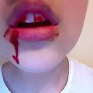 嘴唇唯美流血头像 眼睛流血的恐怖头像