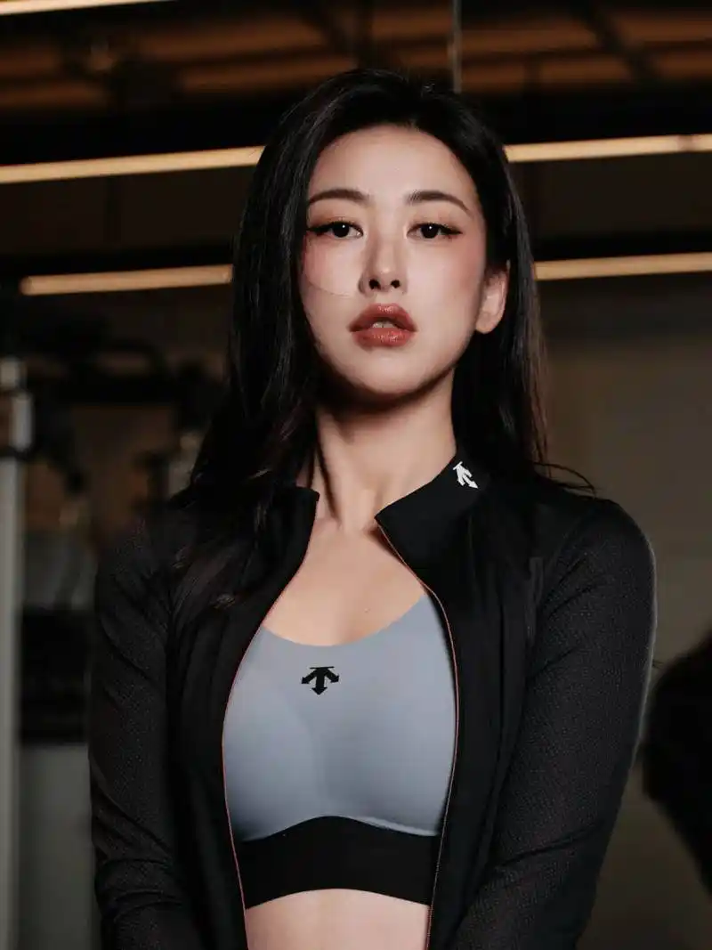 朱珠晒多张瑜伽照,曲线曼妙身材傲人,后仰躺瑜伽球上柔韧性一绝_生活