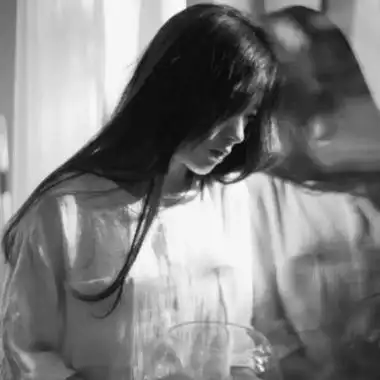 一个人黑白伤感头像孤独 看淡所有的不辞而别