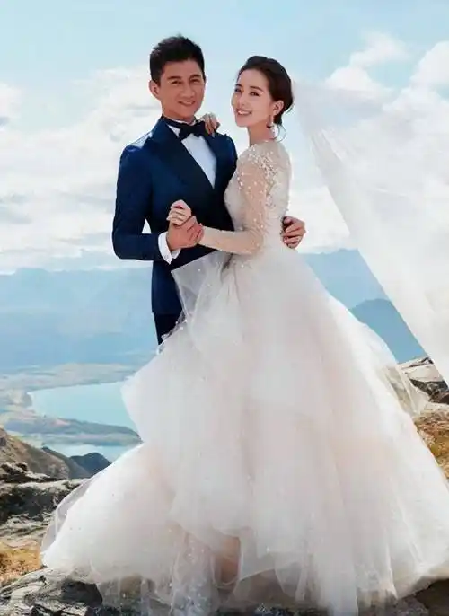 明星夫妻:刘诗诗嫁大17岁吴奇隆,七年之痒后生活有幸福也有泪水_爱情