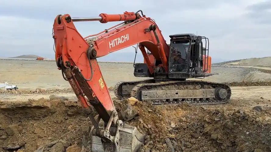 日立zx490h挖掘机施工装车