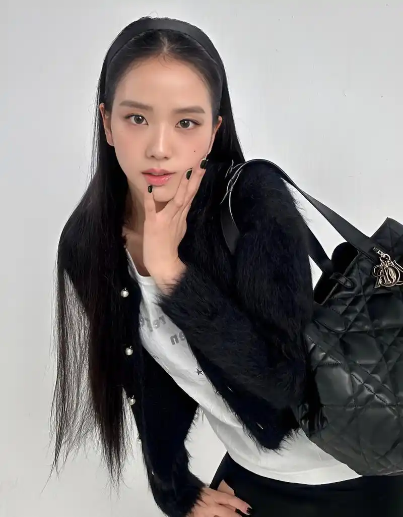 韩国blackpink女团的jisoo(金智秀)最新图片分享:端庄典雅,秀丽无双.