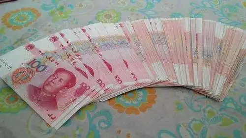 男子朋友圈炫富用100元拼穷人两字被抓图