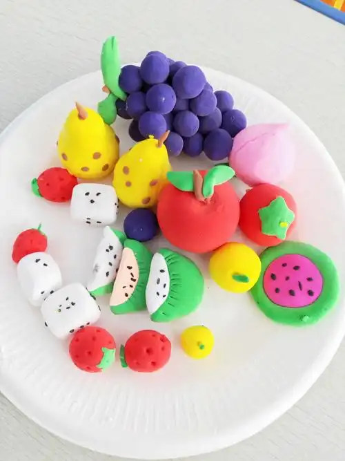 靖宇县实验小学一年三班小美术"彩泥制作——果盘"作品展