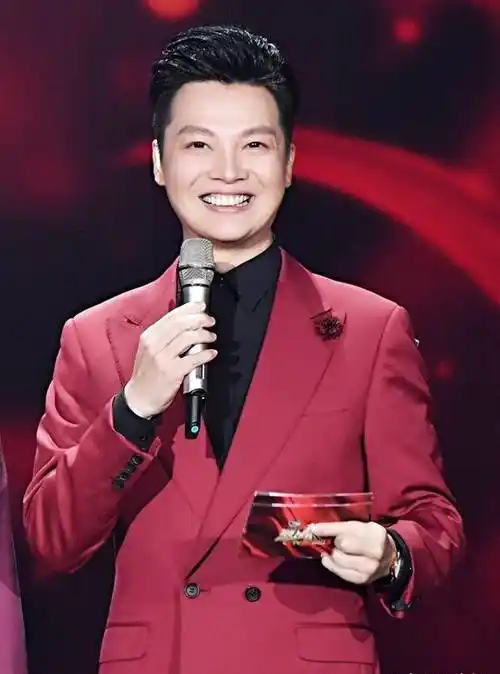 任鲁豫天生一张很"新闻"的脸,形象上占有先天的优势,但他并没有在"