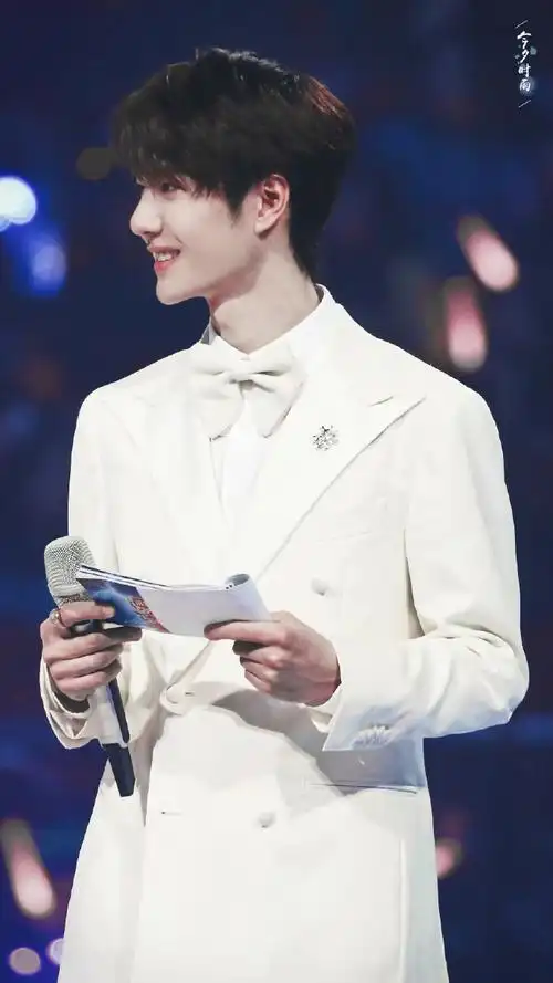 又酷又帅,又甜又撩,摩托姐姐吃得真好#王一博