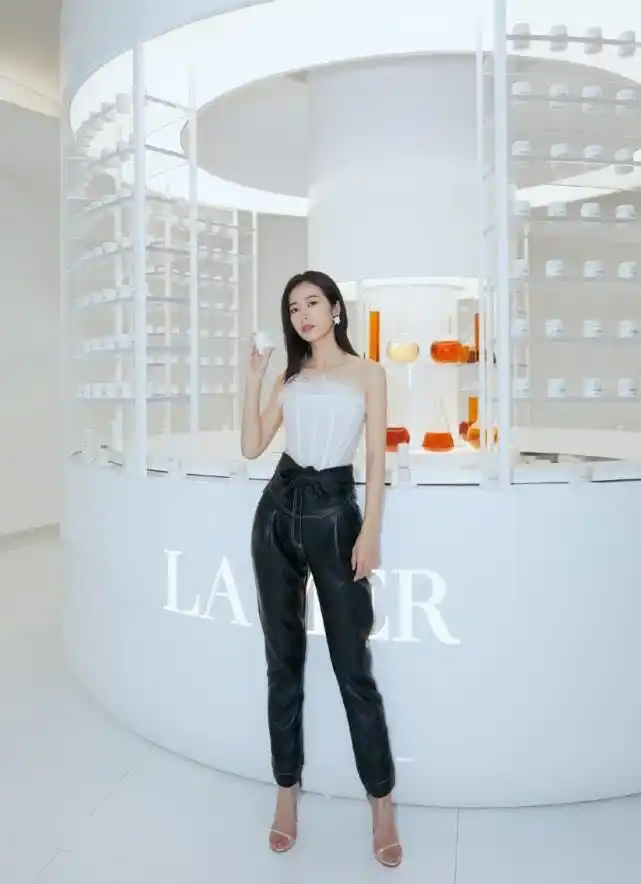 原创这是一条什么"神仙皮裤"?周雨彤穿上腿长了7公分,真心好看