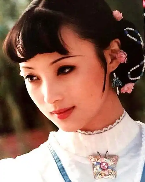 蒋勤勤23岁小凤仙剧照曝光加厚版空气刘海美的像瓷娃娃