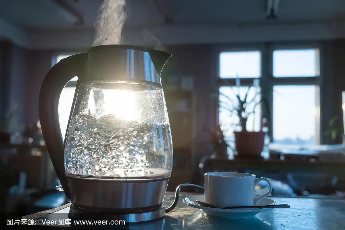透明水壶用清水烧开