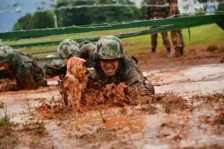 三进三出救人于危难见义勇为彰显军人本色