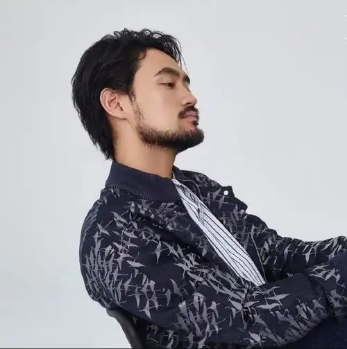 袁弘络腮胡写真出炉,35岁褪去小鲜肉面孔,画风秒变魅力大叔!