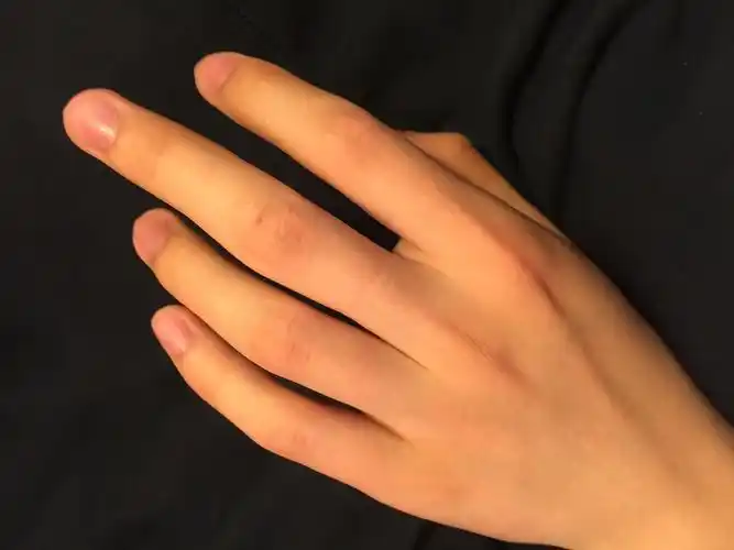 递给男生东西包住了我的手(递给男生东西包住了我的手指)