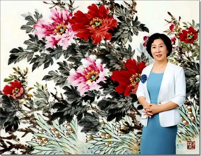 天津女画家冯字锦是"牡丹张"第三代传人,她笔下的牡丹雅逸,恬静,虽