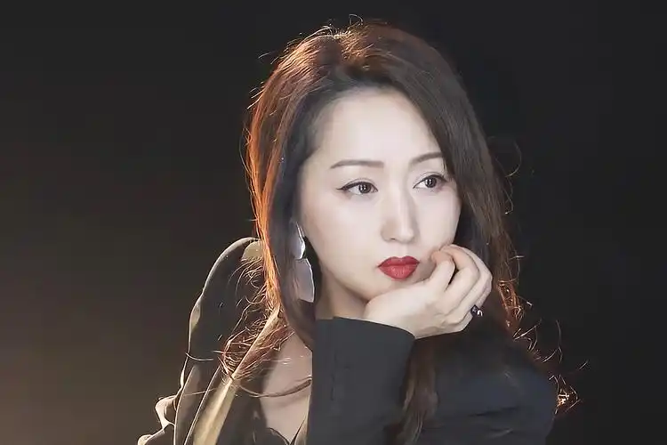 杨钰莹浪姐2官宣短片第一弹一身酷黑西装御姐范爆表