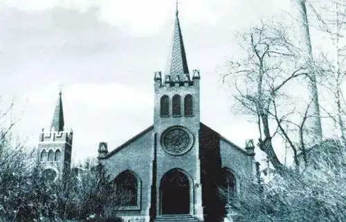 长春基督教会礼拜堂 长春基督教会礼拜堂,又称西五马路教堂,建于1902