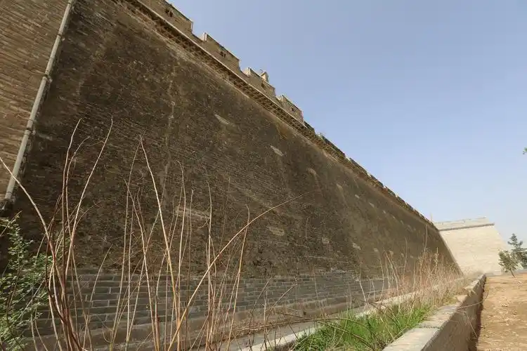 摄固原古城是古代"丝绸之路"东段北道上的重镇,是一座历史文化名城