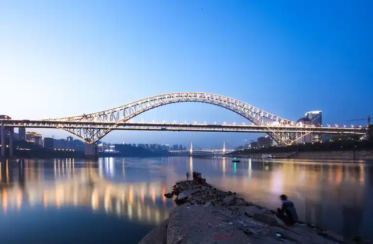 长江嘉陵江交汇处江滩显露两岸华灯