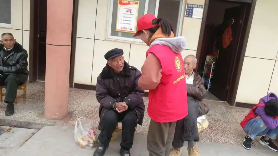 杨楼镇中心校开展学雷锋——关爱敬老院老人志愿服务活动