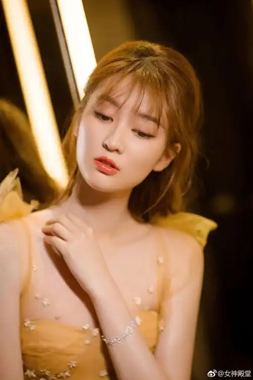 12月7日乔欣身着shinemoda 2017秋冬新品系列搭配jimmy choo闪亮水晶